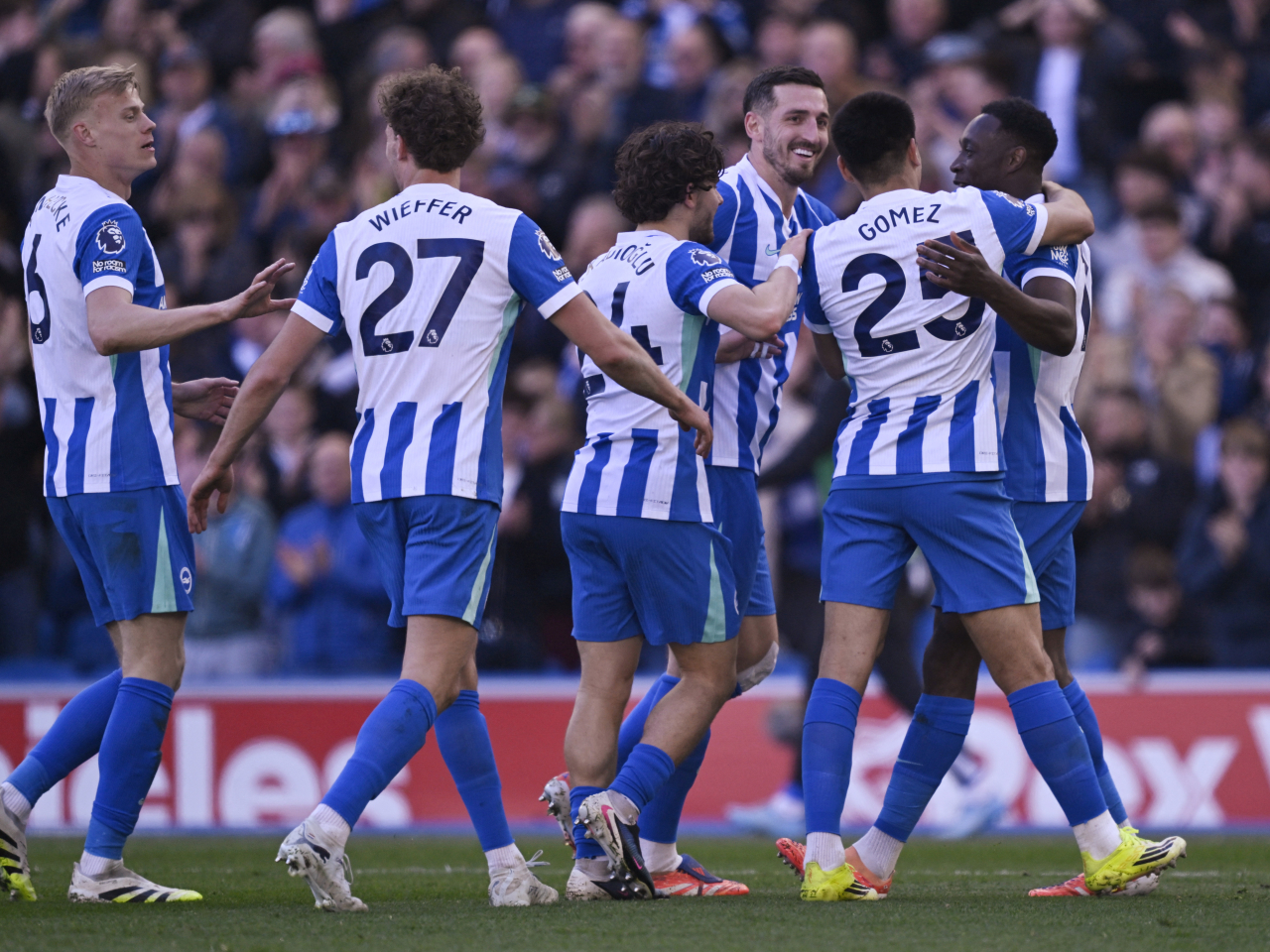 白禮頓球員慶祝入球。（路透社）