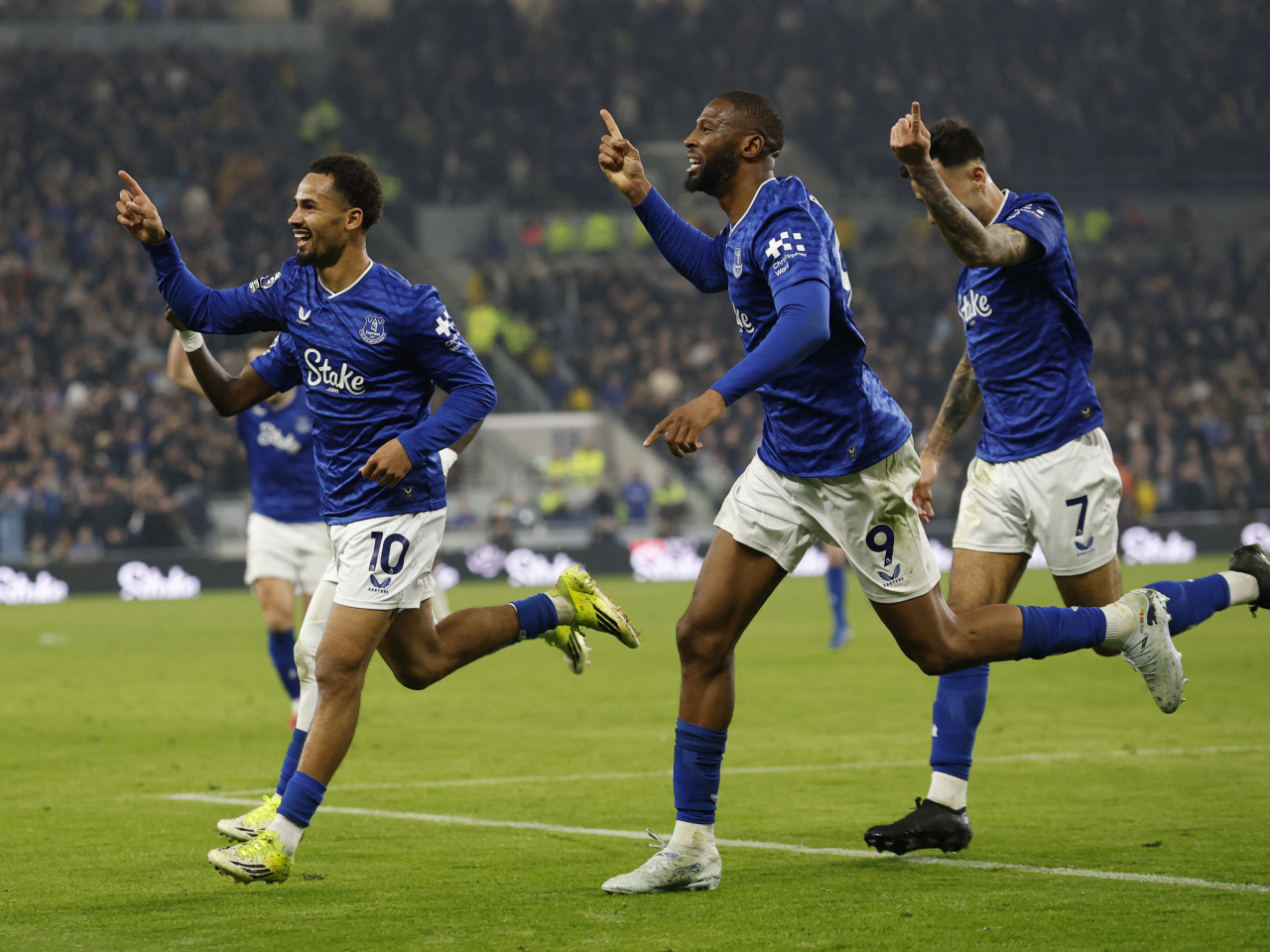 愛華頓取得入球後，球員互相慶祝。（路透社）