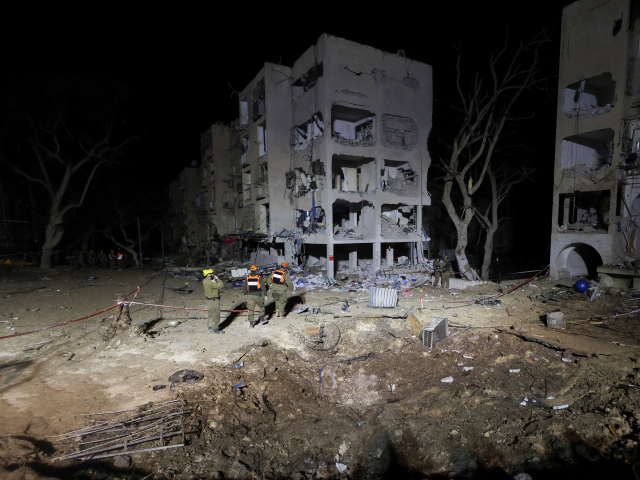 在以色列南部城市阿拉德，有住宅樓宇被導彈擊中受損。（路透社）