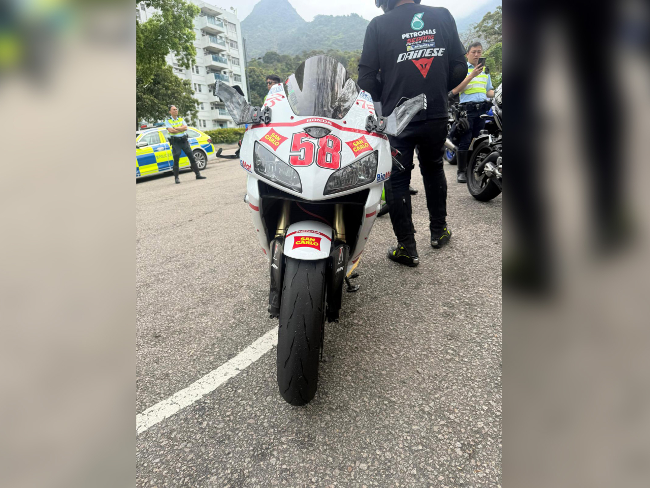 經初步檢驗後，其中兩輛私家車及5輛電單車懷疑經非法改裝。（警方提供）