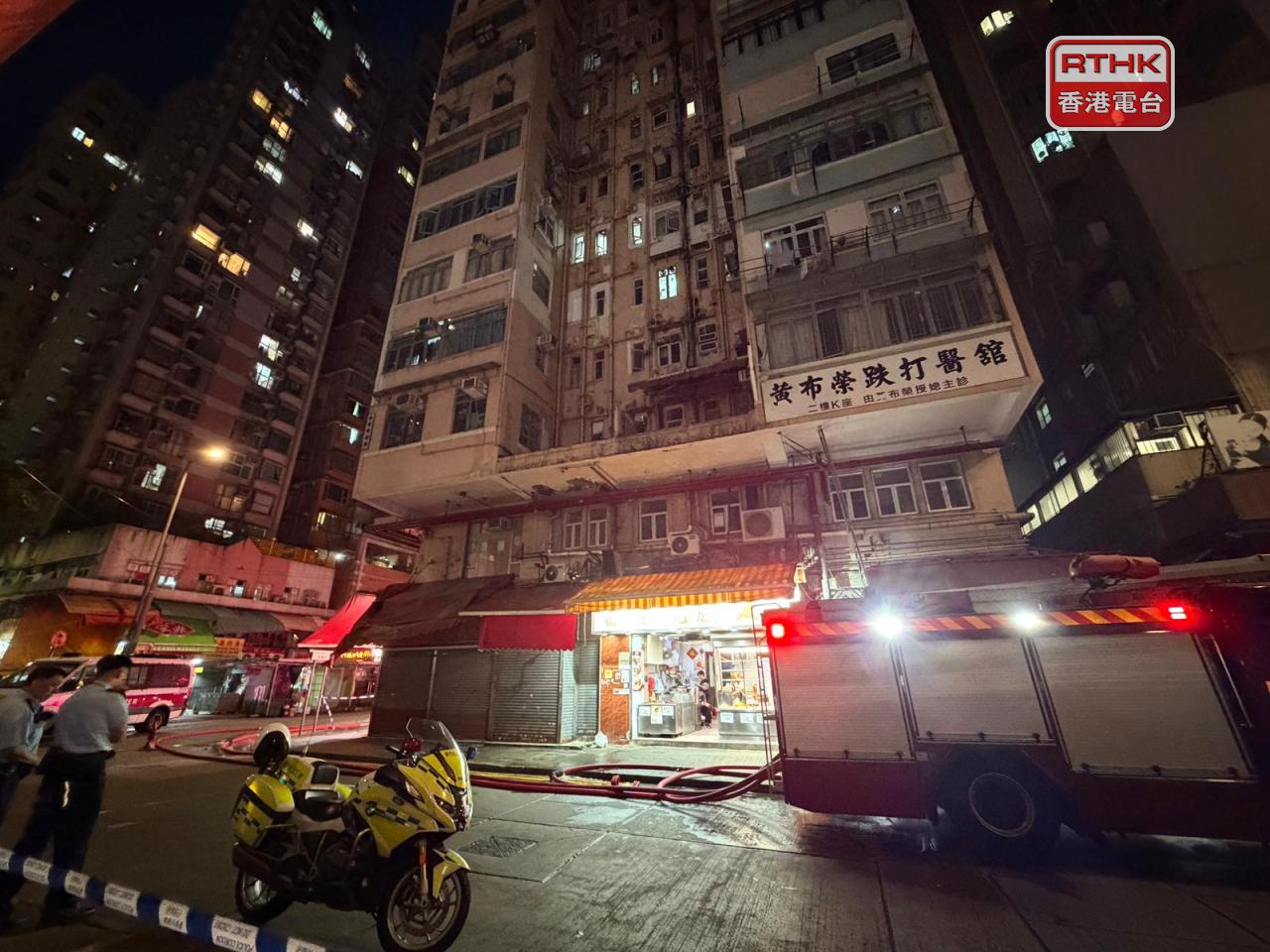 北角春秧街仁德大廈一個單位傍晚發生火警，3人受傷，清醒送院。（陳裕行攝）