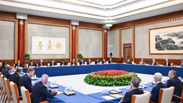 何立峰會見美中貿易全國委員會代表團