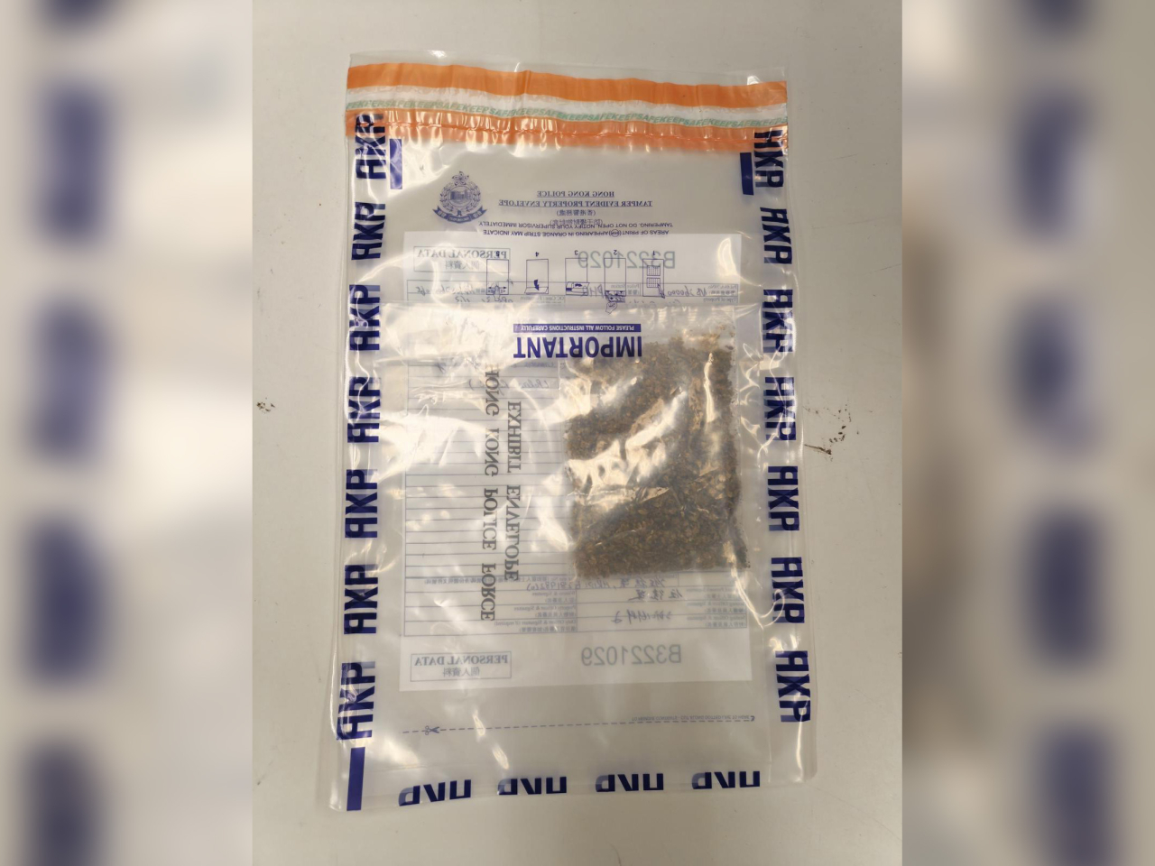 警方檢獲兩包共重約1公斤的懷疑大麻花及一批懷疑毒品包裝工具。（警方提供）