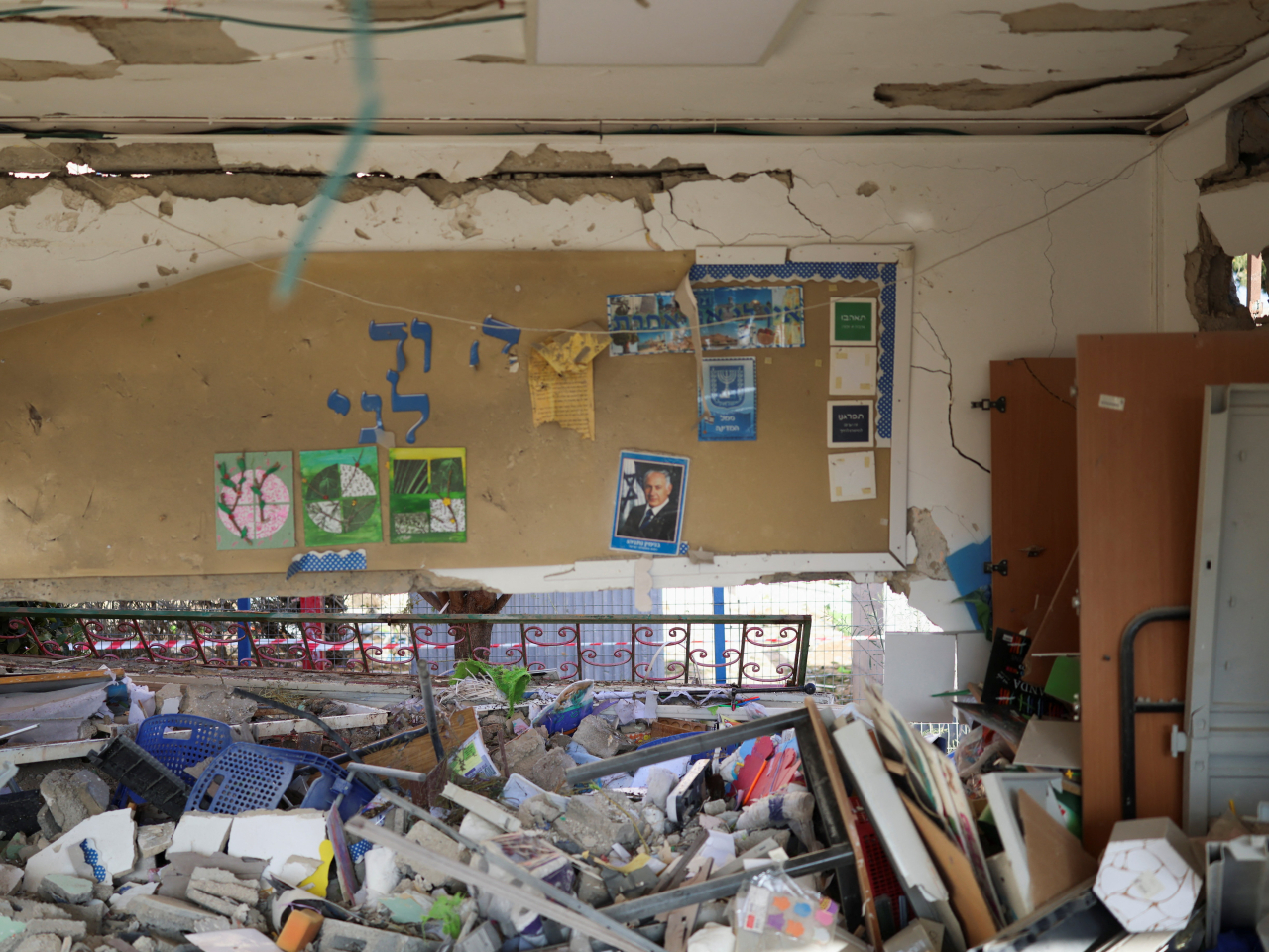 以色列南部城市迪莫納星期六晚遭到伊朗導彈擊中，有建築物損毀。（路透社）