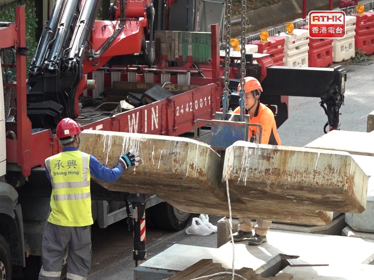 房屋署預備星期一清晨展開移除天秤工作，預計所有工序將於星期二早上7時前完成。(施華駿攝)