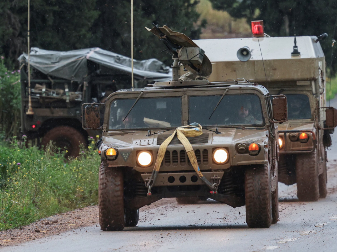 以色列地面部隊據報向黎南邊境地區推進。圖為兩國邊境以色列一側的以色列軍車。（路透社）