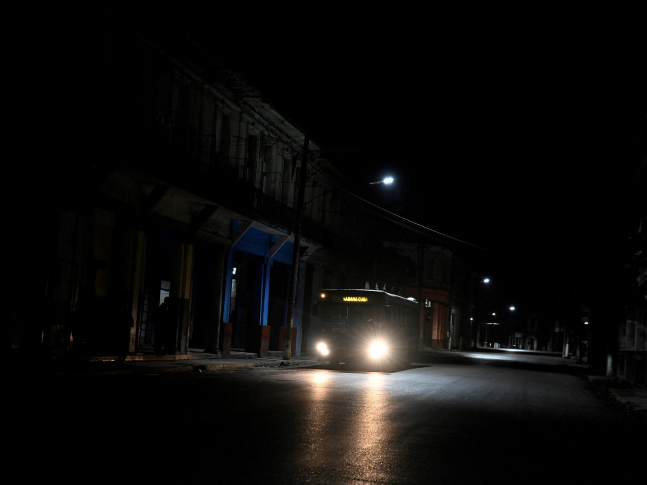 A bus drives along a dark street as Cuba battles to restore power after its grid collapsed for the second time in a week. Photo: Reuters