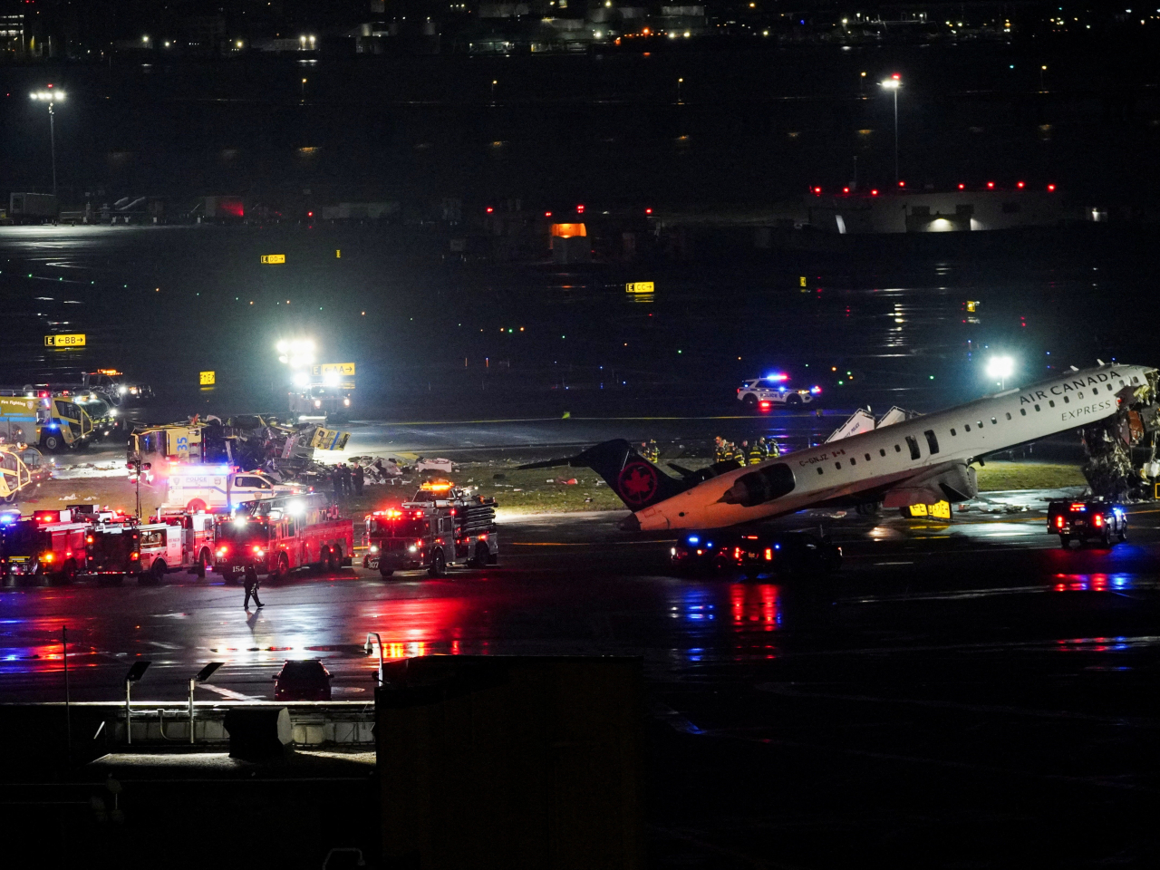 客機在意外後停在跑道上，機頭位置嚴重損毀並翹起。（路透社）