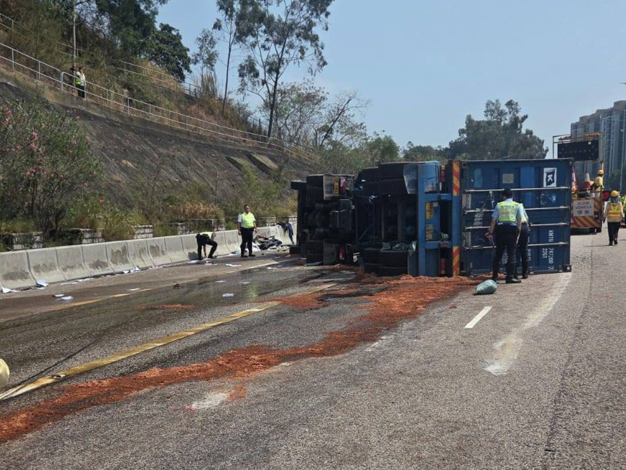 涉事貨櫃車駛至，懷疑撞向消防車，貨櫃車翻側在路中。（網上圖片）