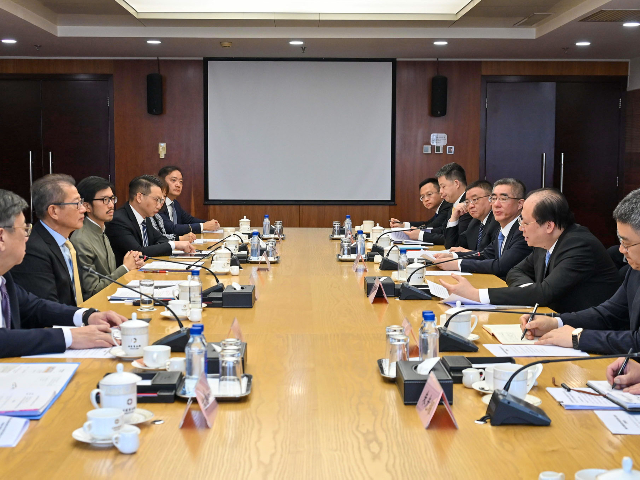 陳茂波與袁曉明共同主持內地與香港經貿合作委員會第八次會議。（政府新聞處）