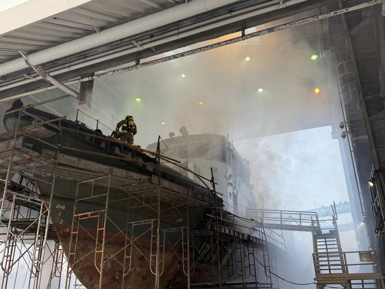 警方下午接報，指昂船洲政府船塢内有船隻起火。（消防處社交專頁）