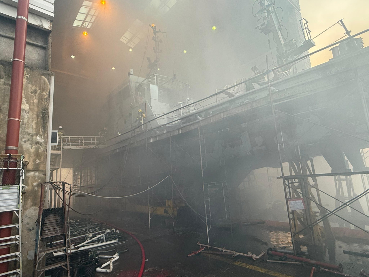 消防處表示，暫時動用兩條喉及兩隊煙帽隊進行灌救。（消防處社交專頁）