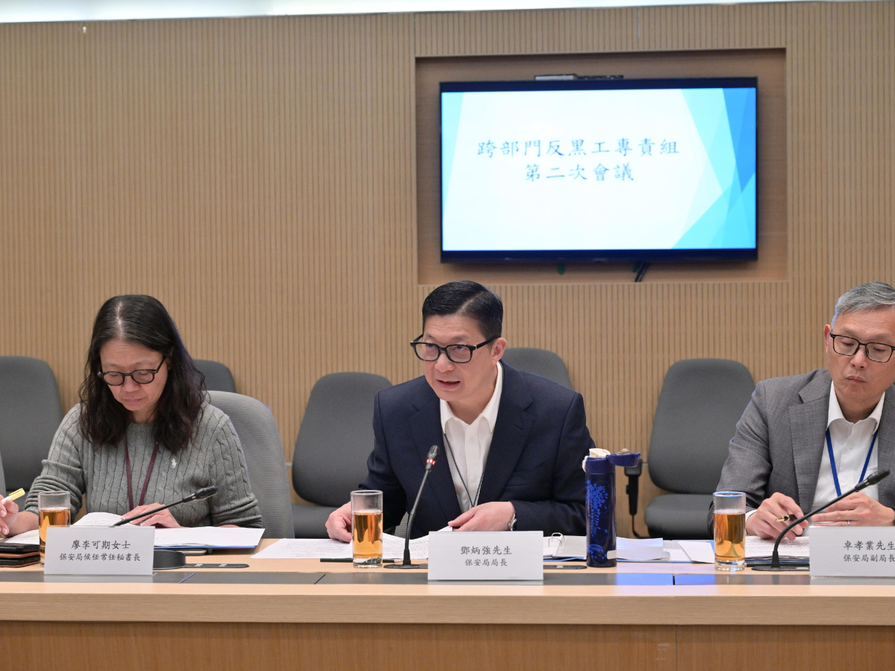 鄧炳強（中）主持「跨部門反黑工專責組」第二次會議，跟進非法勞工的最新情況。（政府新聞處）