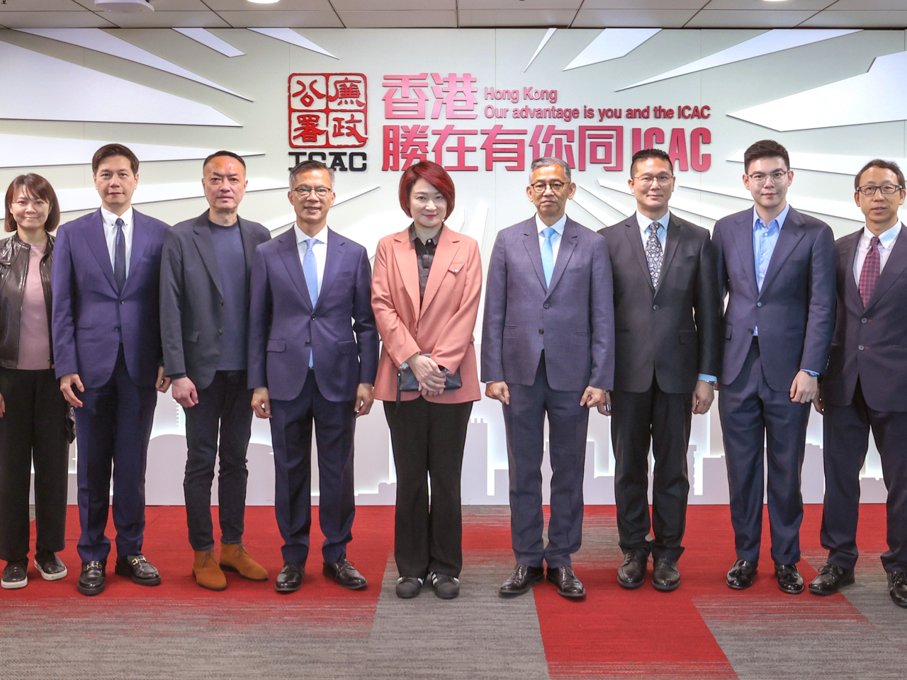 多位立法會議員到訪廉政公署總部。（廉署提供）