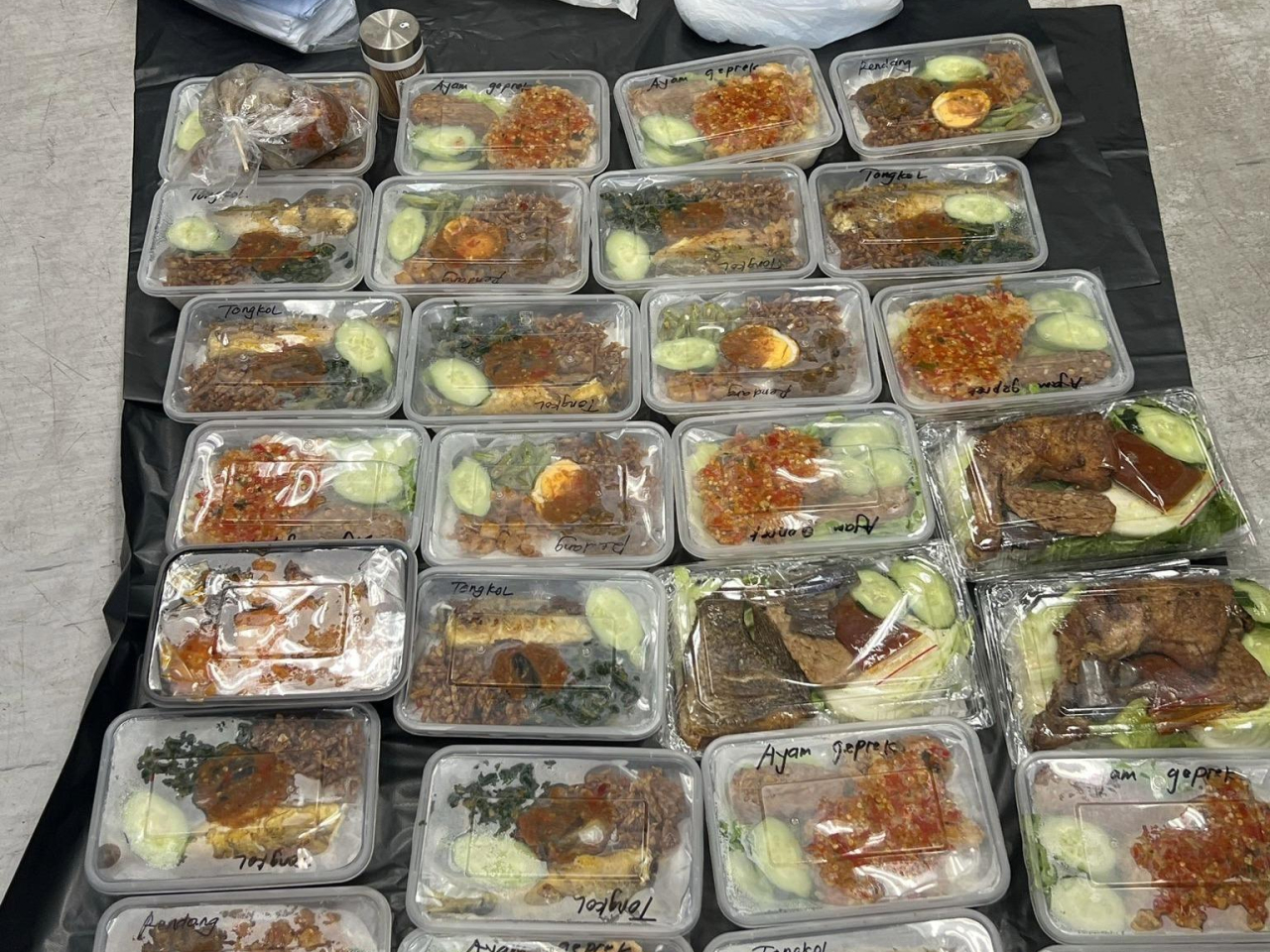 食環署人員在行動中檢獲的食物。（政府新聞處）