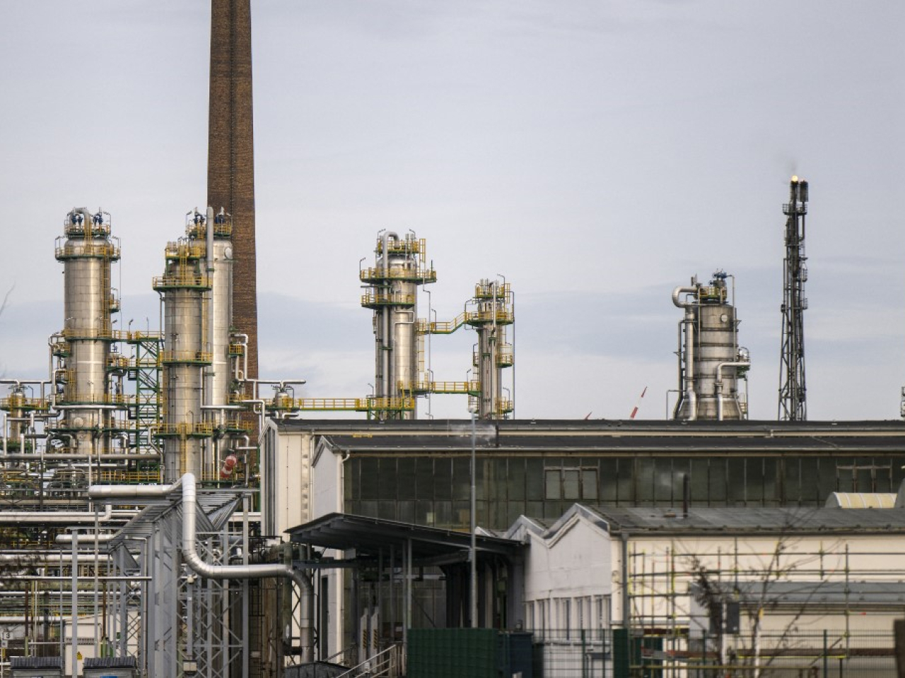 倫敦布蘭特期油收市報每桶99.94美元，跌12.25美元，跌幅近11%。（法新社資料圖片）