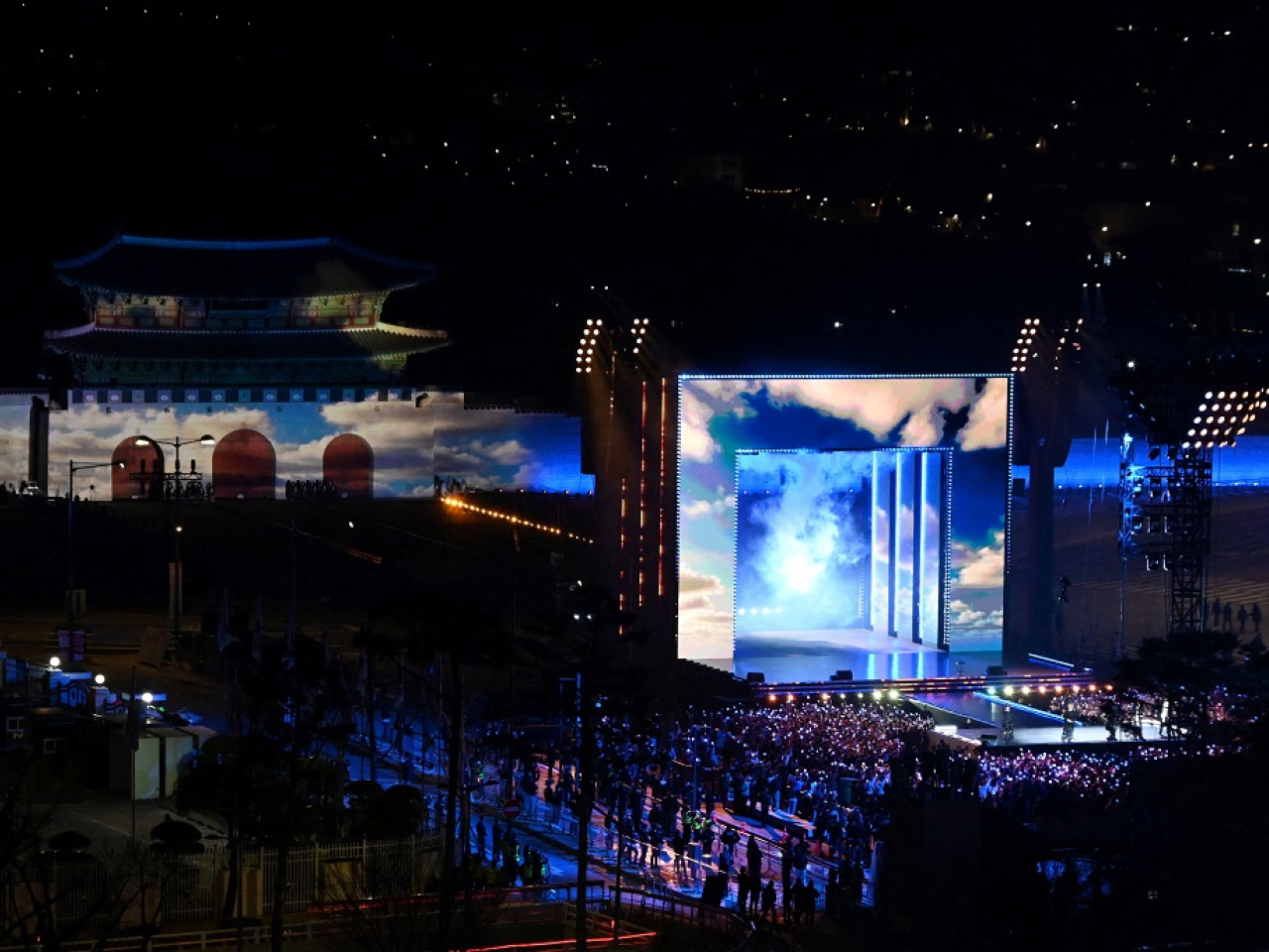 韓國男團BTS日前在首爾光化門廣場舉行首場復出演唱會，以著名歷史地標景福宮作為背景。（路透社）