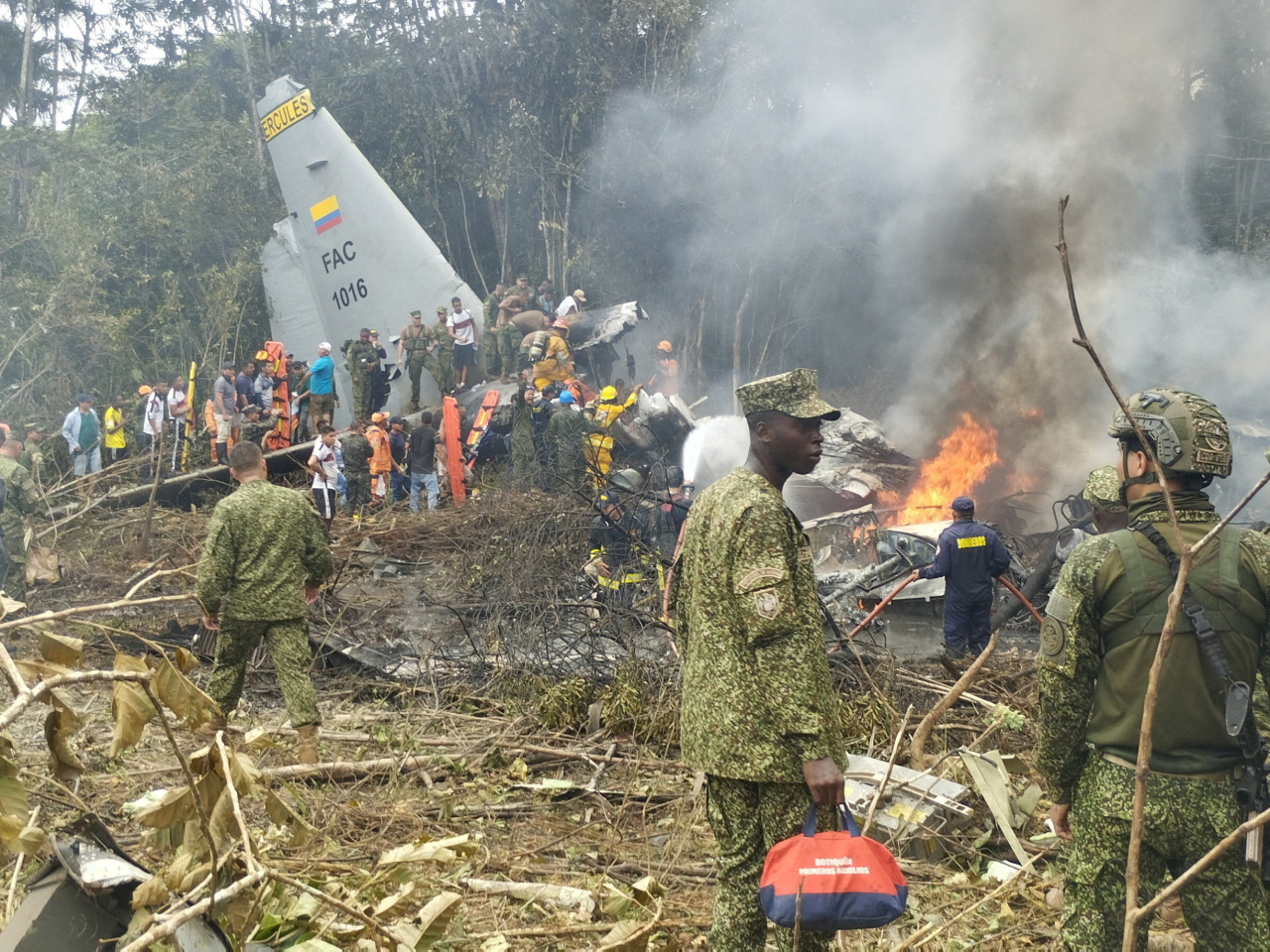 哥倫比亞軍方人員在飛機墜毀現場。（路透社）