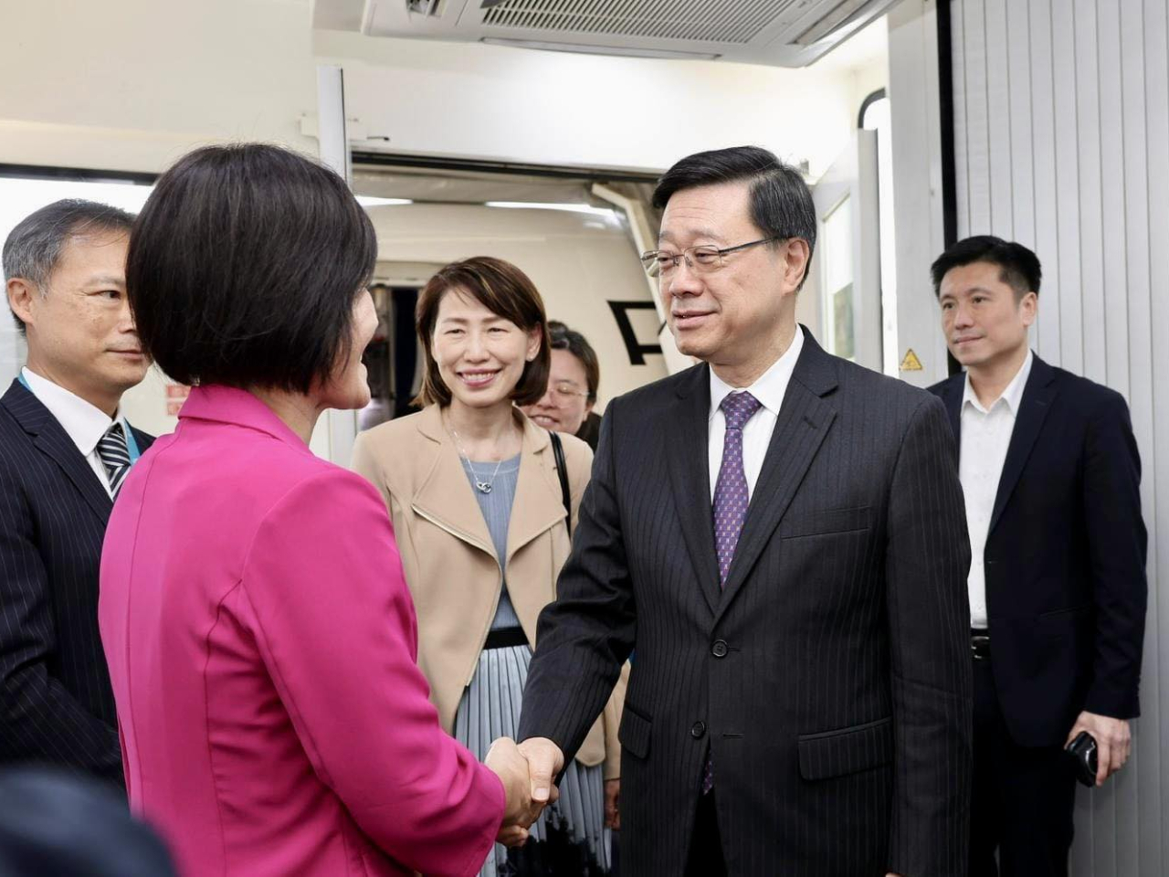 李家超中午抵達海南海口，獲海南省委統戰部、省政府港澳辦代表在機場迎接。（李家超社交網站圖片）