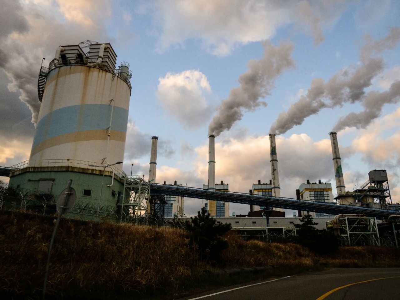 韓國擬放寬對燃煤電廠的限制，以應對伊朗戰事對石油及天然氣供應造成的風險。（法新社資料圖片）