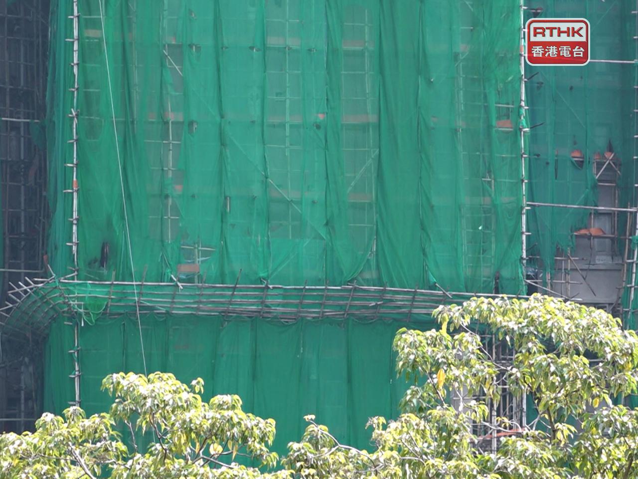 有居民表示，曾經見過工人搭棚時吸煙，認同是常見情況。（港台圖片）