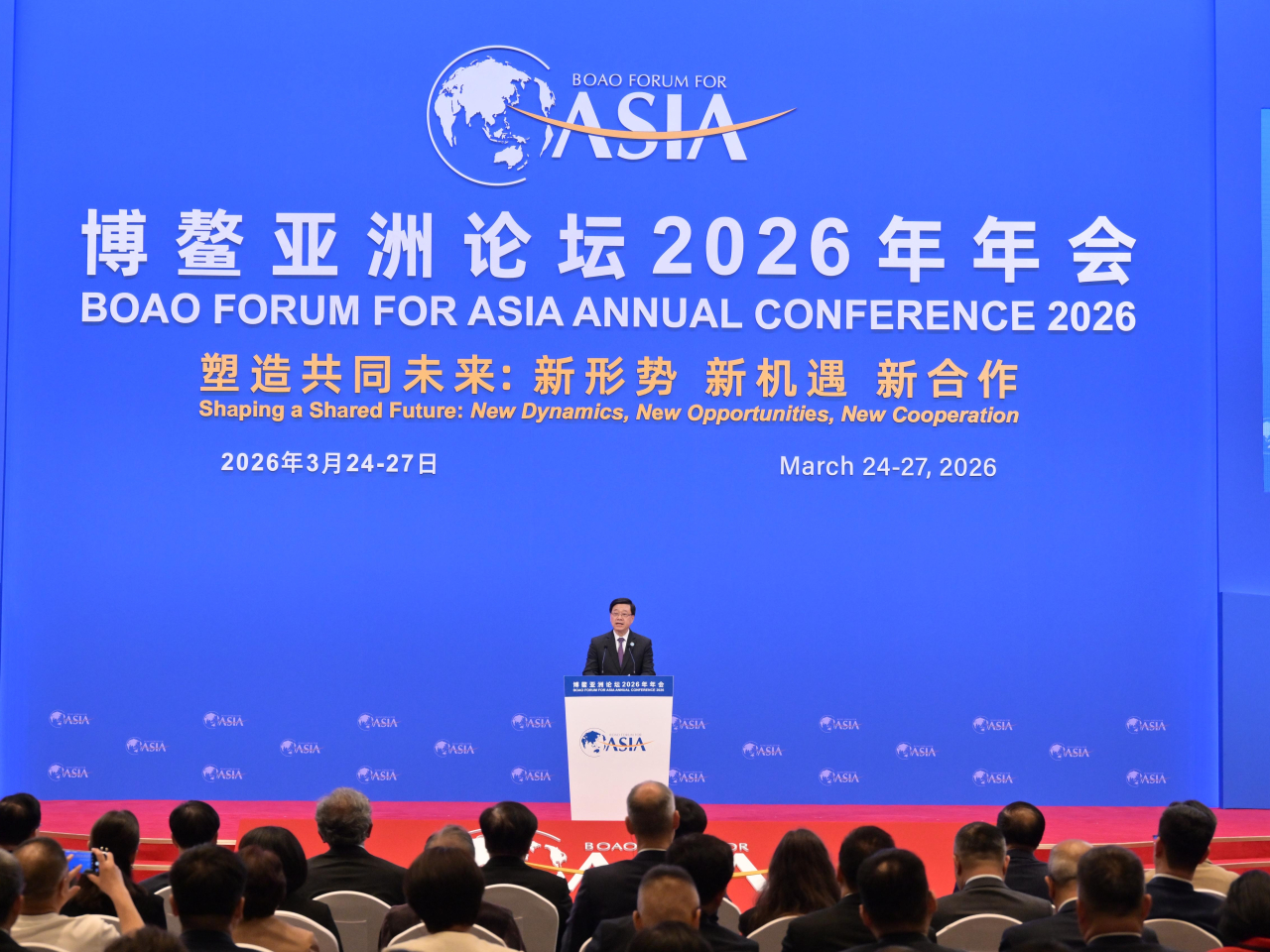 李家超抵達海南，出席博鰲亞洲論壇2026年年會「全球自由貿易港發展論壇」。（政府新聞處）