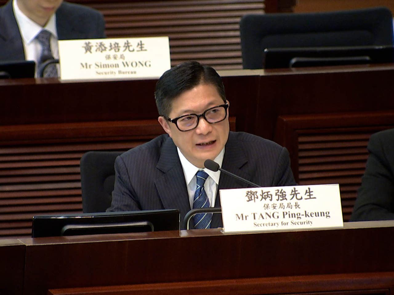 鄧炳強指出，警務人員非隨隨便便在街上要求市民交出電話密碼。