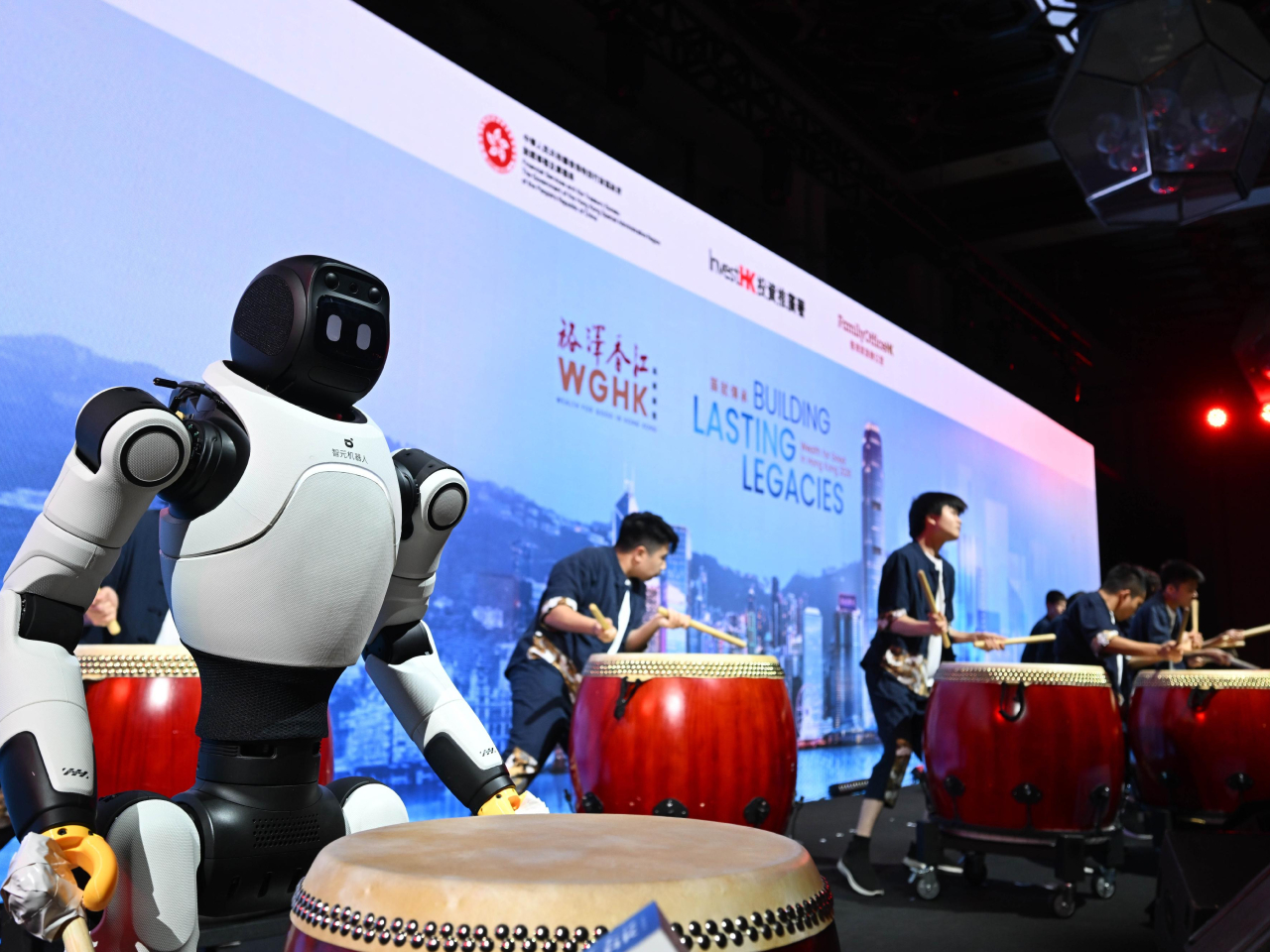 今屆「裕澤香江」高峰論壇以青年人聯同機械人鼓手合奏的表演開場。（政府新聞處圖片）