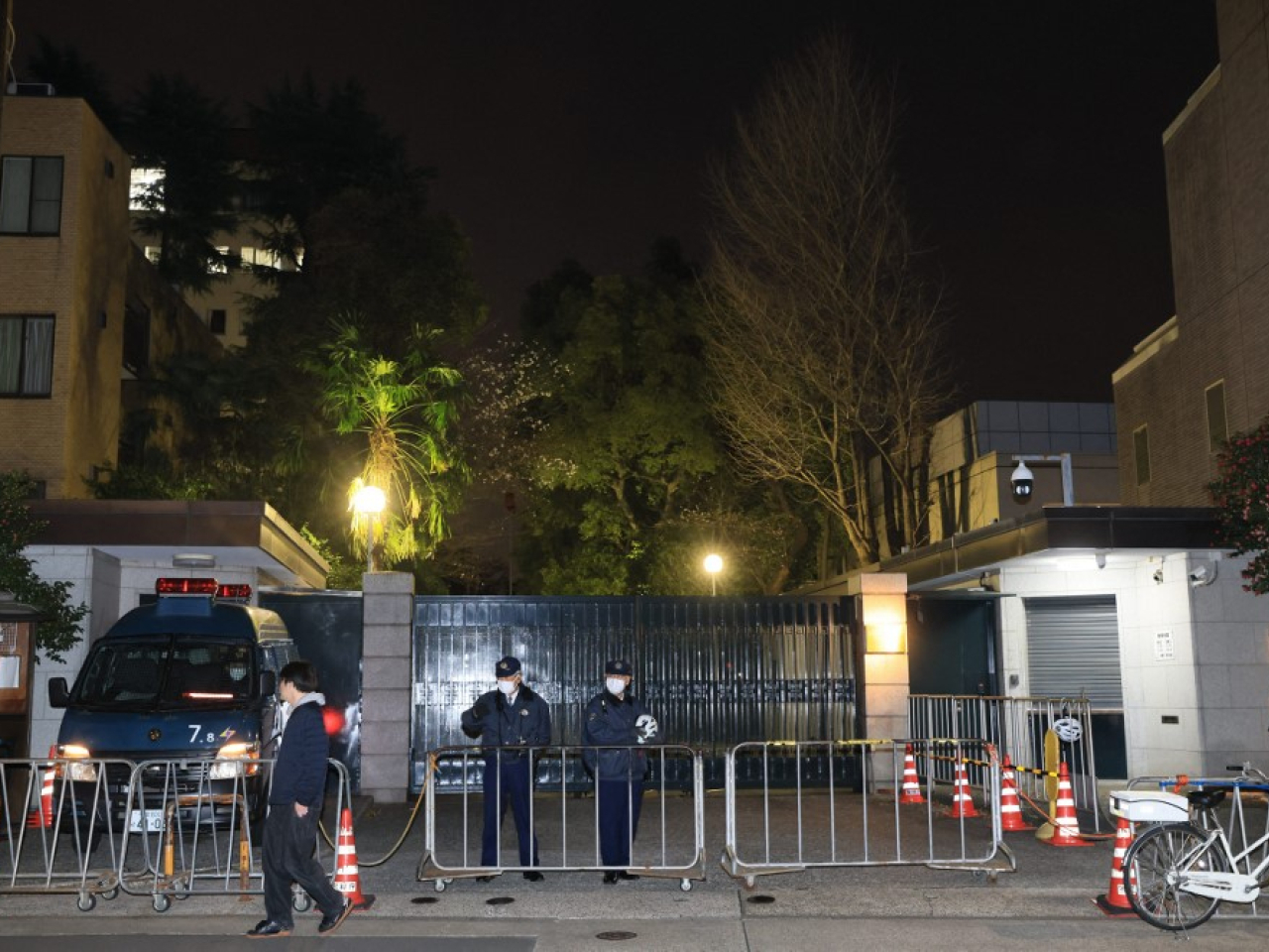 中國駐日本大使館外有守衛戒備。（法新社）