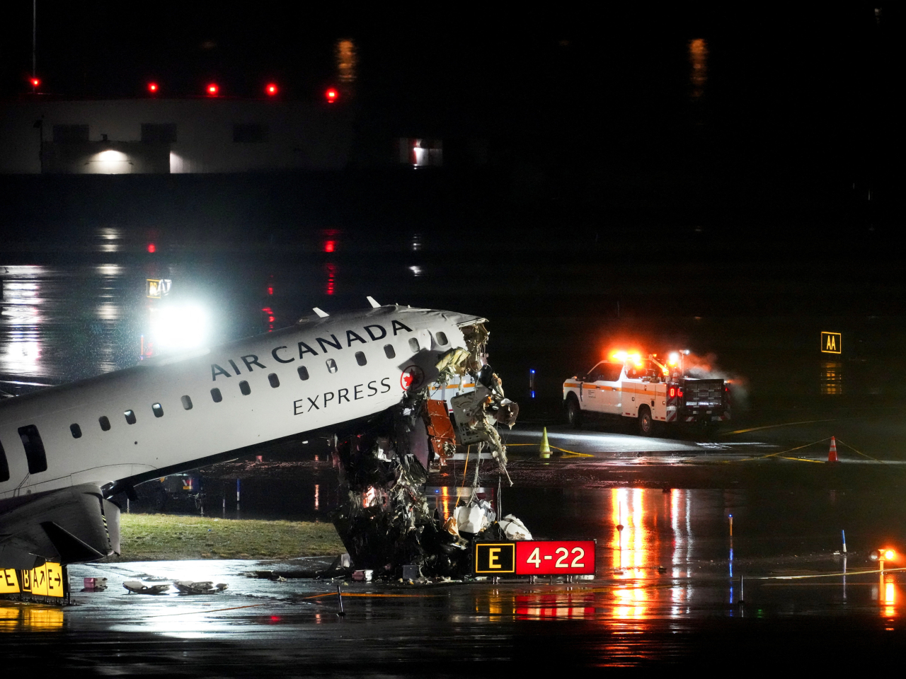 美國紐約拉瓜迪亞機場，當地星期日晚有客機與地面救援車輛相撞，導致2名機師死亡。（路透社資料圖片）