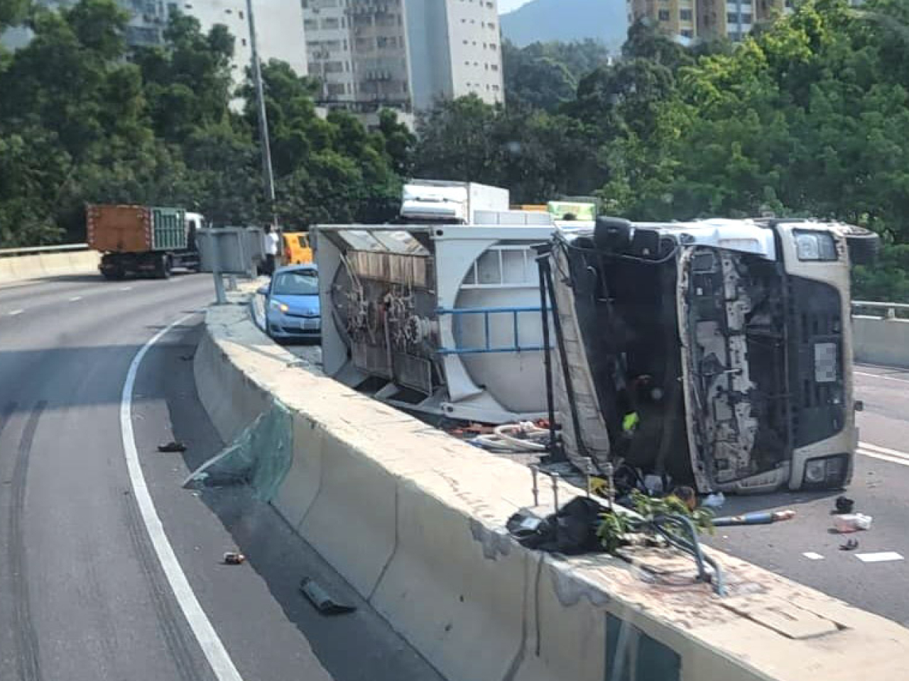 龍富路龍門居對開有一輛貨車在彎位失事翻側。（網上圖片）