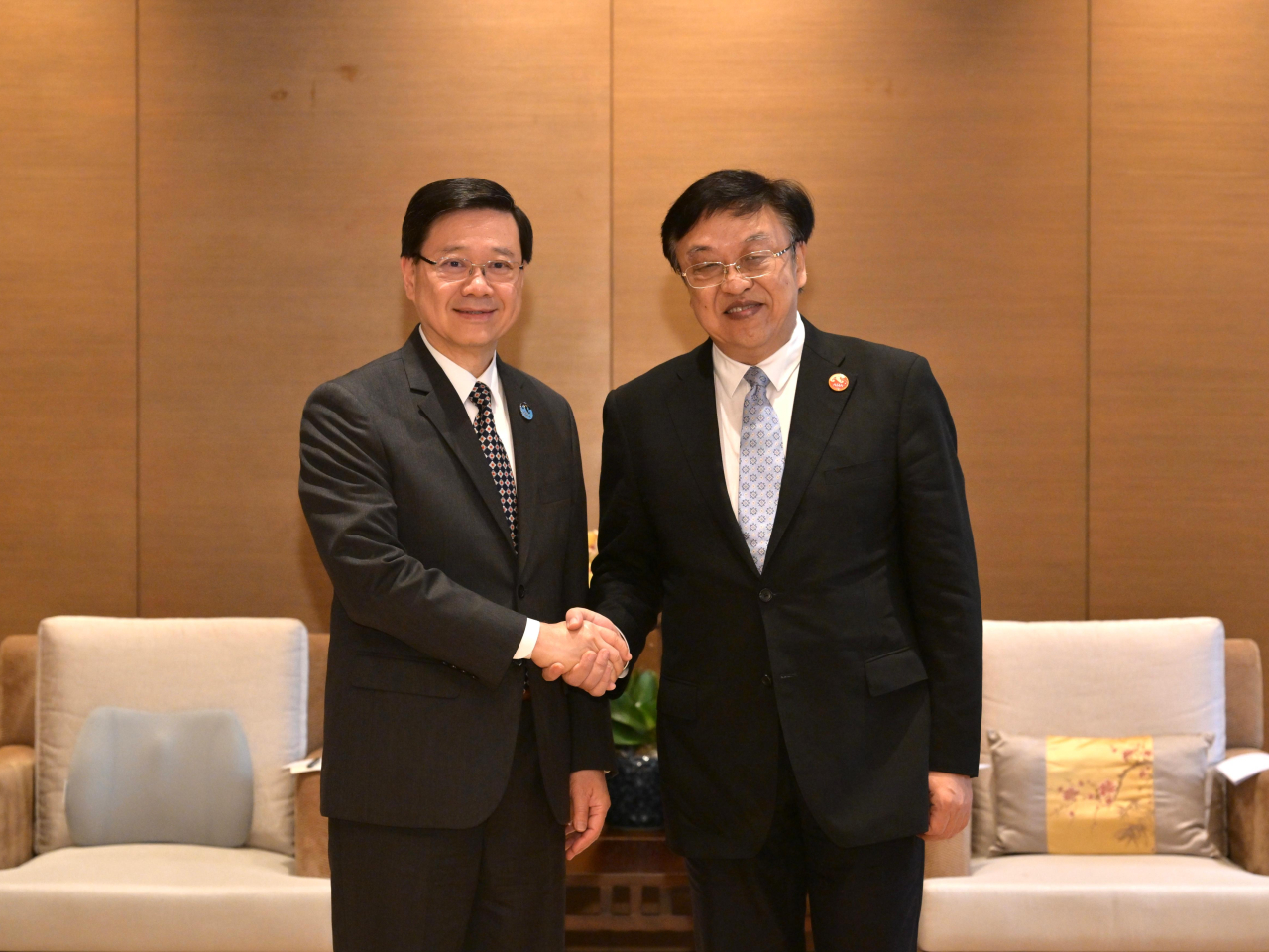 李家超（左）在海南與海南省委書記馮飛（右）會面。（政府新聞處）