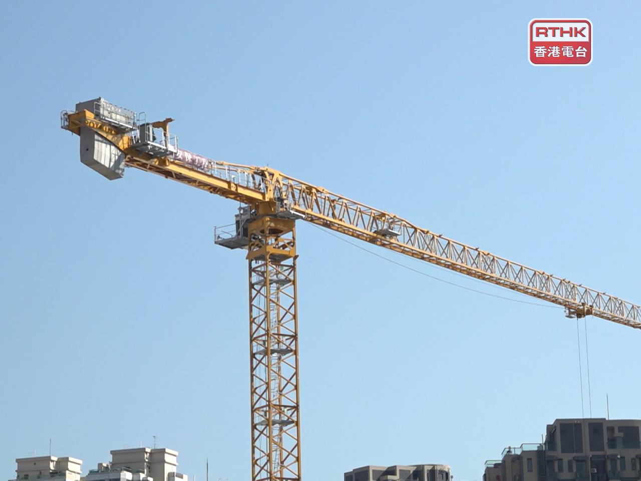 房委會表示，天秤操作員必須持有由建造業議會發出的有效證書，以確保操作員的安全意識、認知及實際安全操作。（港台圖片）