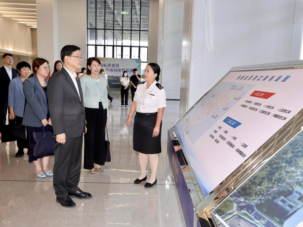 李家超先後到海南自由貿易港、海口新海港和南港「二線口岸」集中查驗場，了解當中的運作情況。（李家超社交專頁圖片）