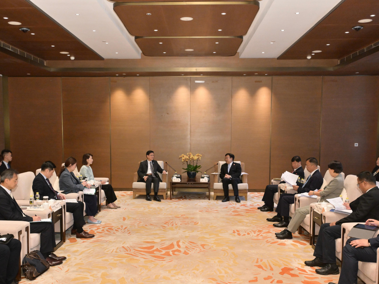 行政長官李家超（左五）今日在海南與海南省委書記馮飛（右五）會面，海南省省長劉小明（右四）和行政長官辦公室主任葉文娟（左四）亦有出席。（政府新聞處）