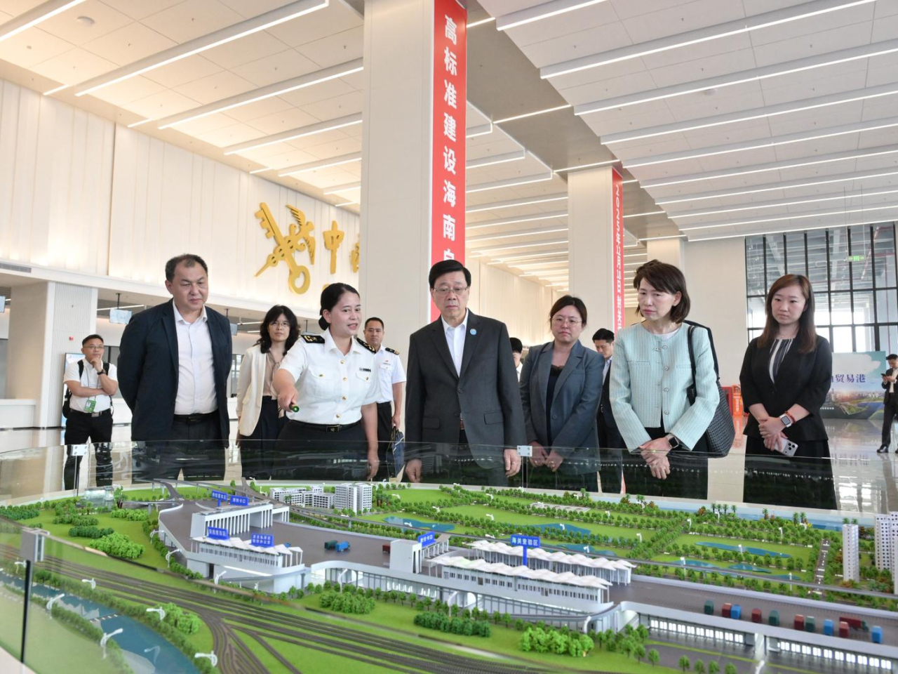 李家超（右四）考察南港「二線口岸」集中查驗場。（政府新聞處）