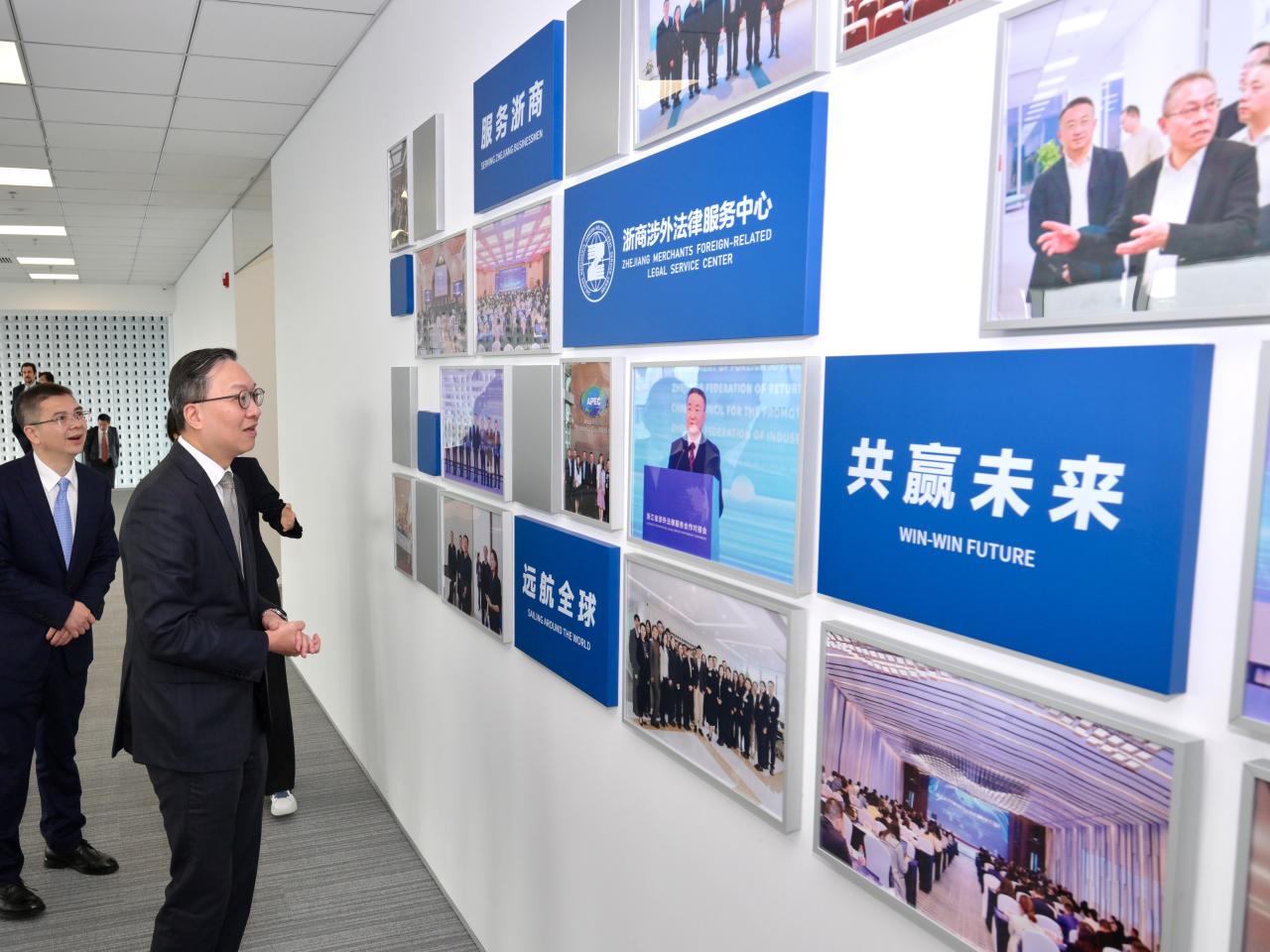 林定國（右）與代表團在杭州參觀浙商涉外法律服務中心，了解浙江省涉外法律服務現況。（政府新聞處）