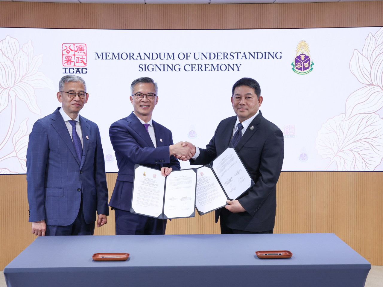 廉政專員胡英明（左）見證副廉政專員兼執行處首長丘樹春（中）及泰國國家反腐敗委員會專員Mr Phattarasak Vannasaeng（右）簽署合作備忘錄。（廉署提供）