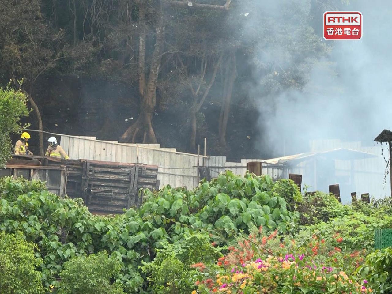消防接報到場，動用兩條喉，兩隊煙帽隊灌救， 中午約12時半將火救熄。（梁禎祥攝）