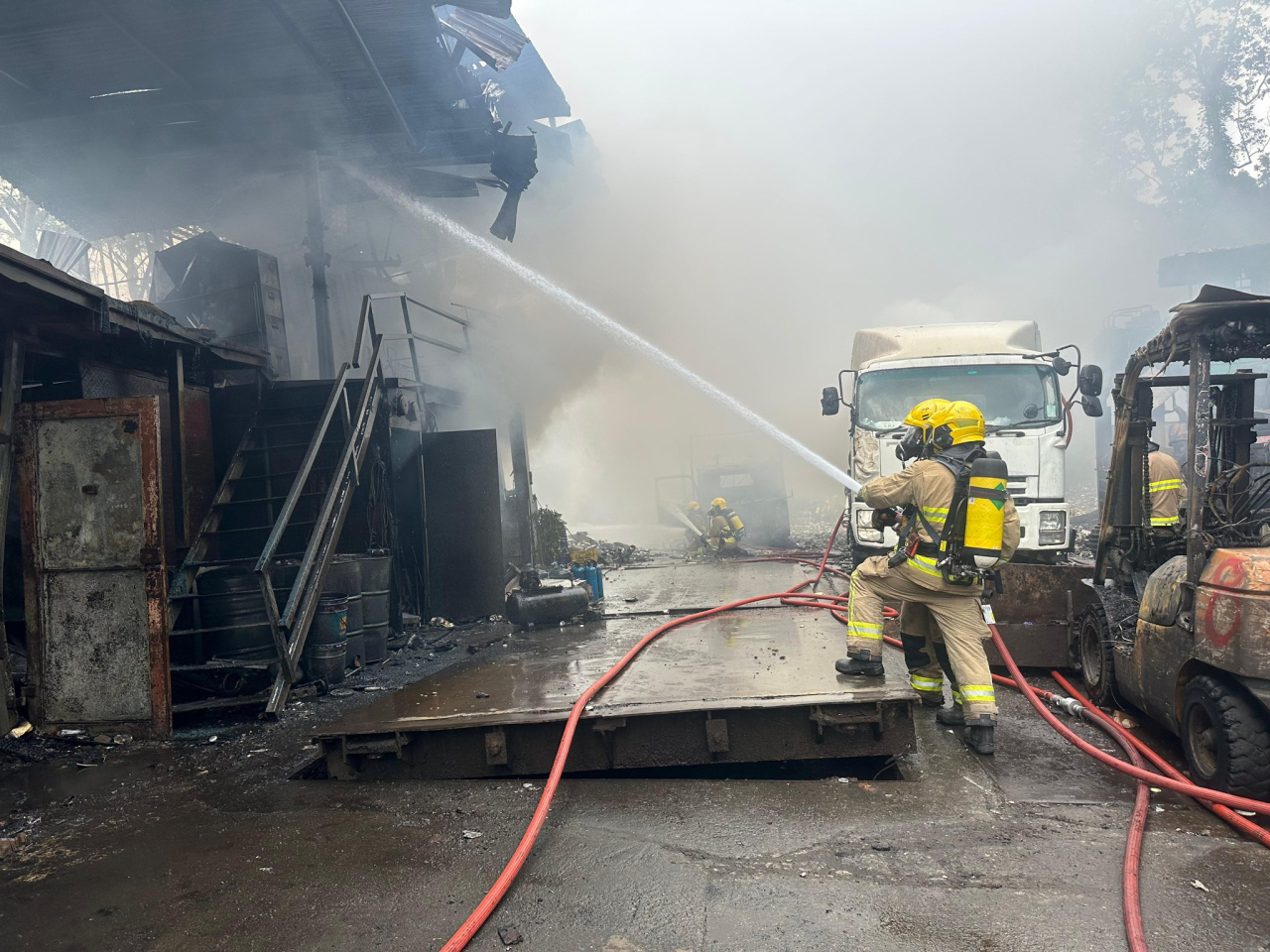 消防接報到場，動用兩條喉，兩隊煙帽隊灌救。（消防處社交專頁圖片）