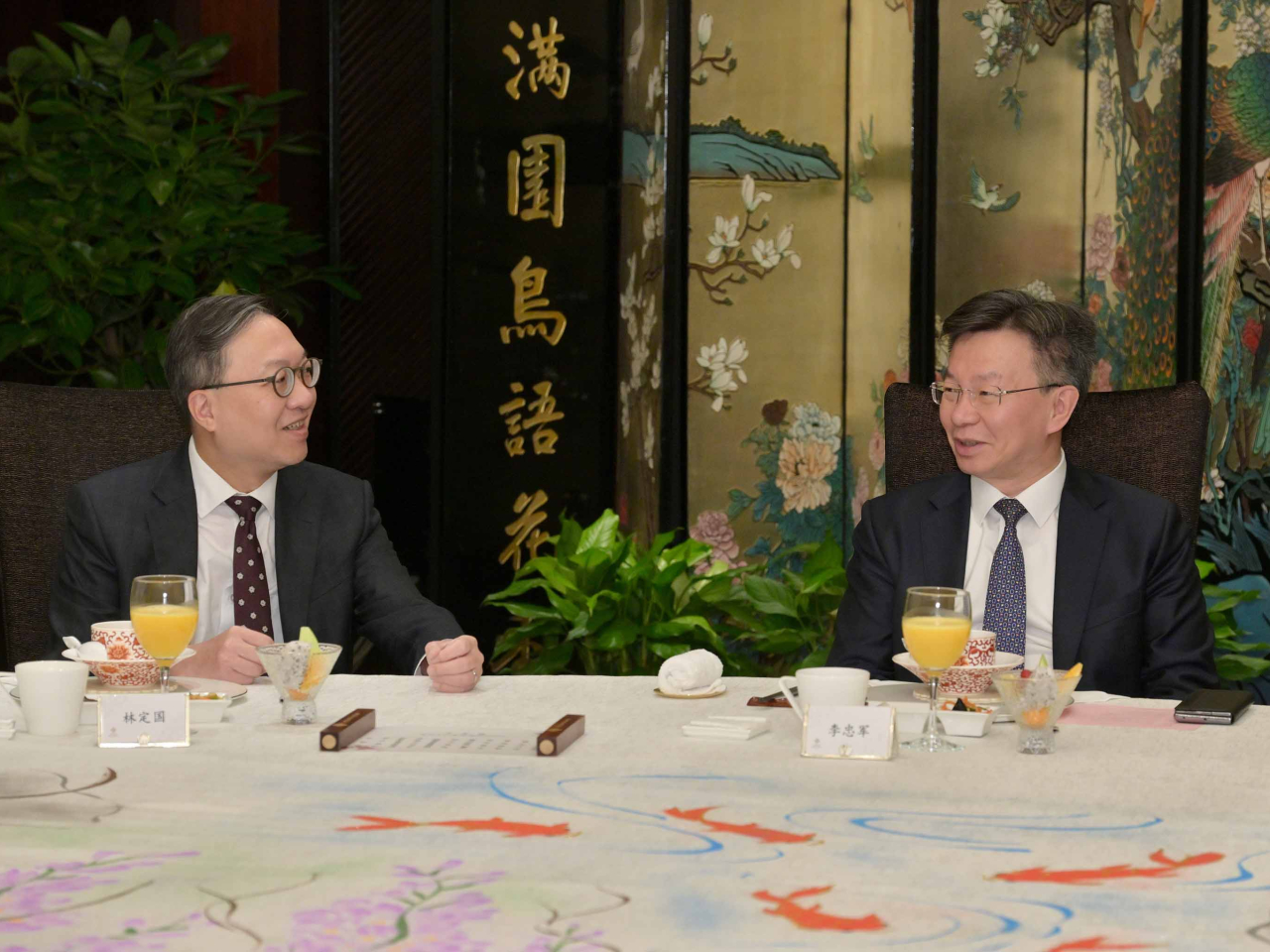 林定國（左）與南京巿巿長李忠軍（右）共晉早餐，雙方就南京的最新發展，以及與香港的合作機遇交流意見。（政府新聞處）