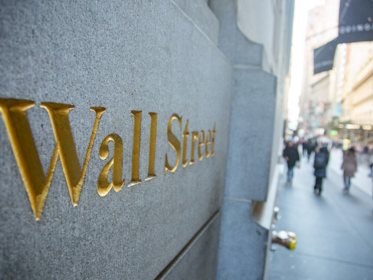 道瓊斯指數較早時報46172點，跌幅0.55%；標普500指數及納指跌近1%或以上。（法新社資料圖片）