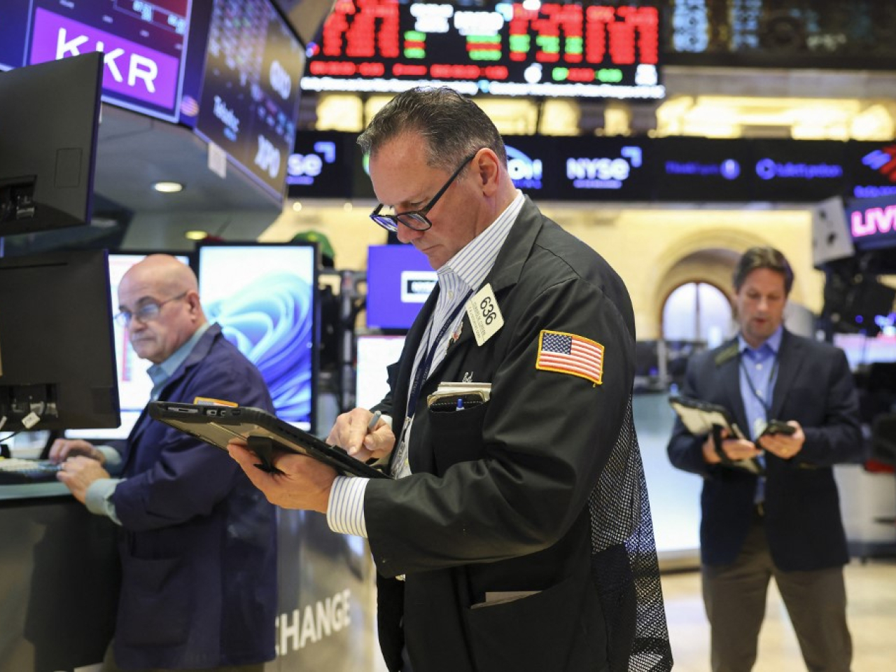 道瓊斯指數先高後低，收市報45960點，跌469點，跌幅1%。（法新社資料圖片）