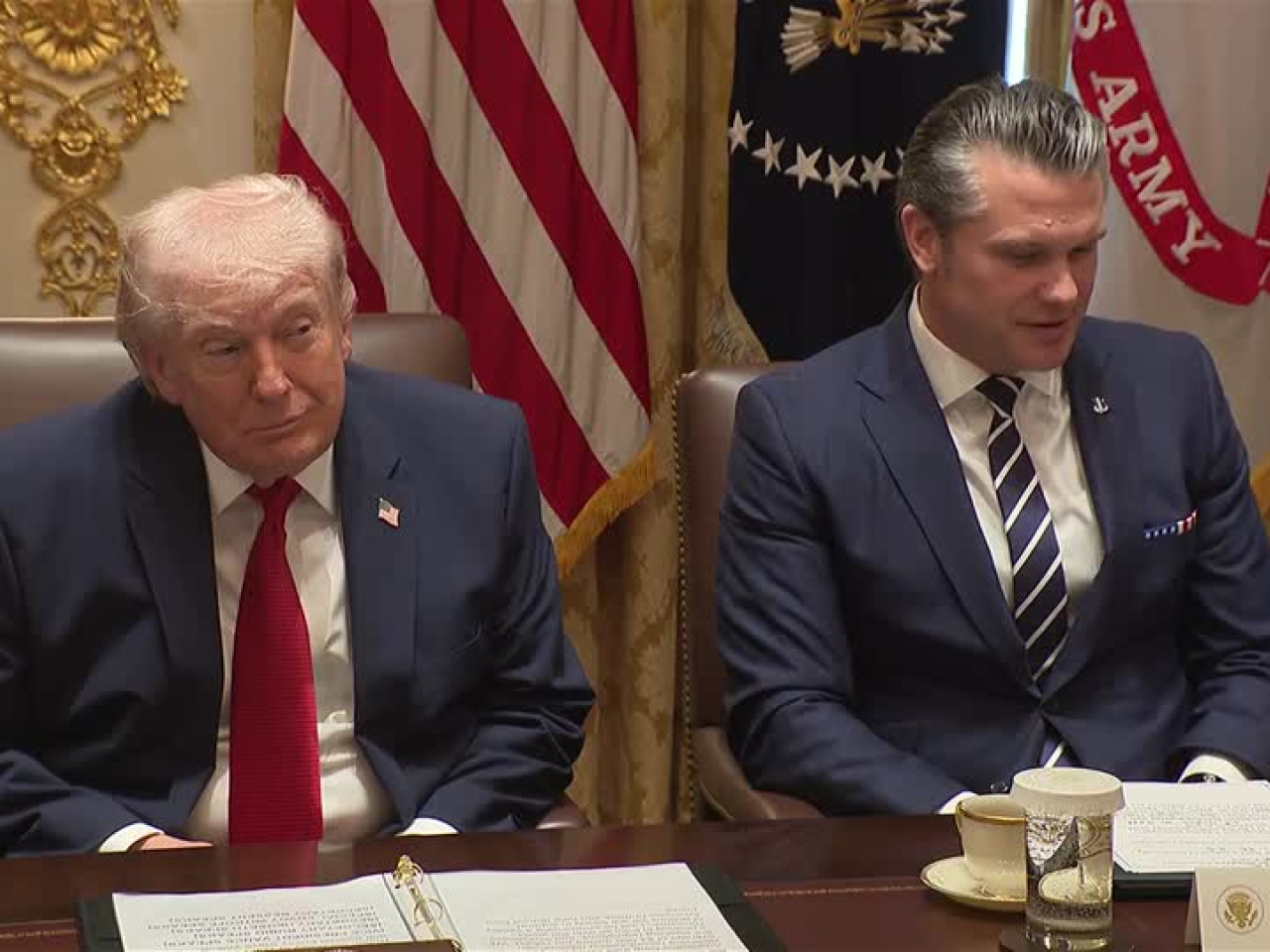 美國據報考慮向中東增派1萬名地面部隊，圖為總統特朗普和防長赫格塞思。（路透社）