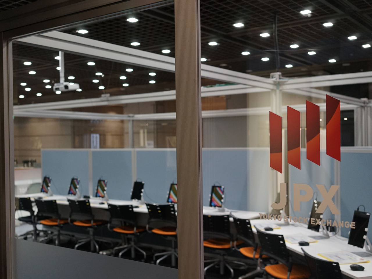 日經平均指數半日收市報53145點，跌458點，跌幅0.86%。（日本交易所圖片）