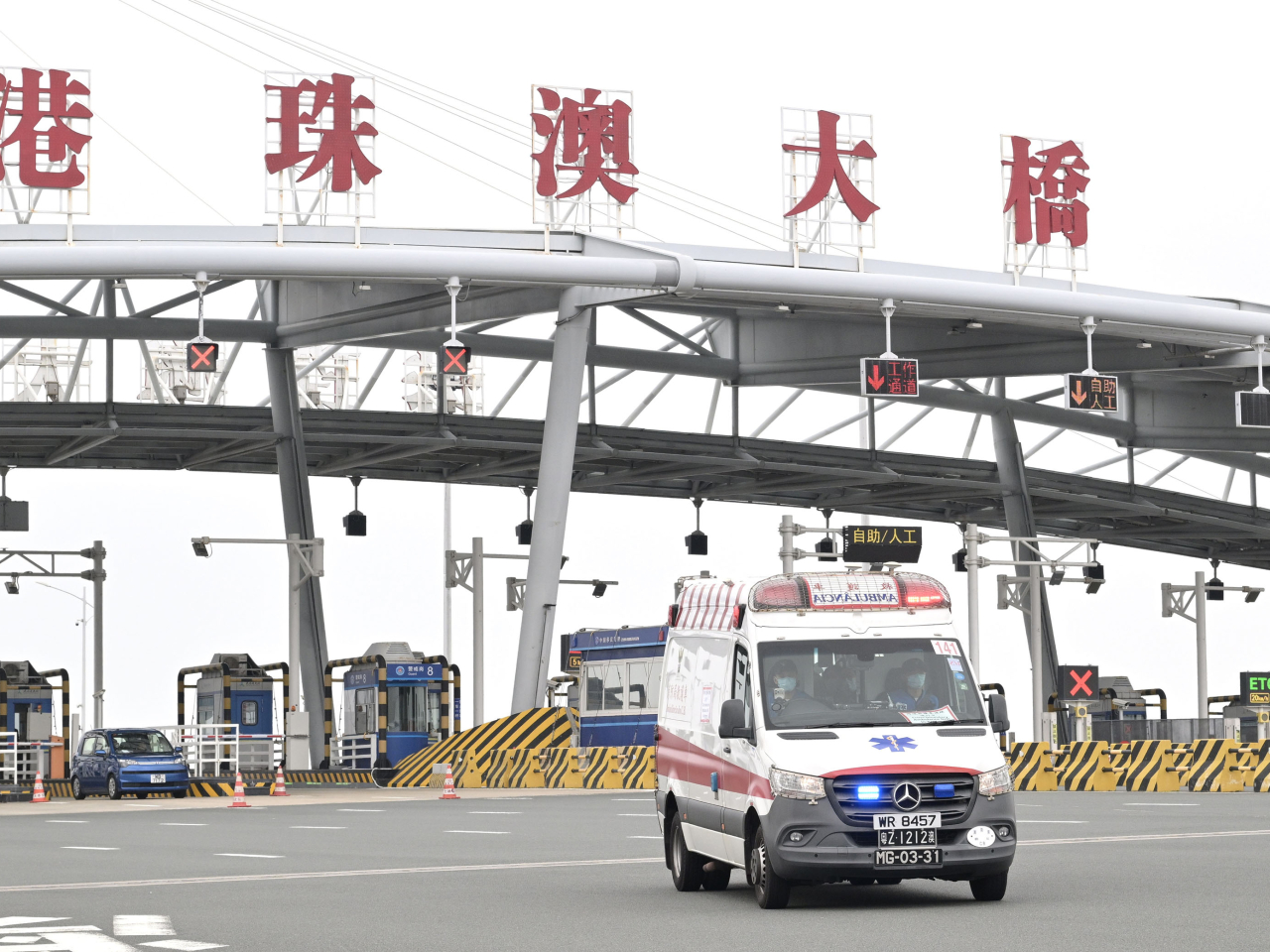 日前參與雙向轉運演練的澳門跨境救護車，經港珠澳大橋前往澳門仁伯爵綜合醫院。（政府新聞處）