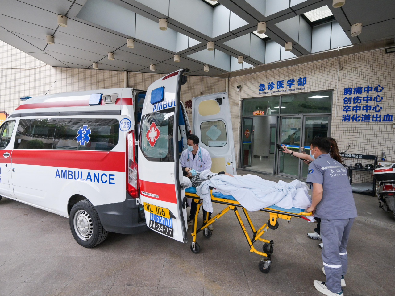 參與雙向轉運演練的珠海跨境救護車，模擬運送病人抵達珠海市人民醫院。（政府新聞處）