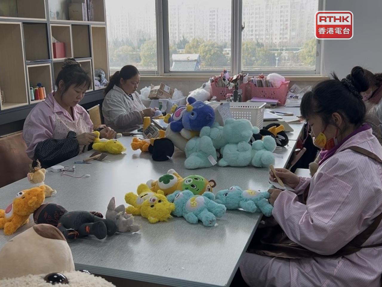 江蘇揚州被譽為「中國毛絨玩具禮品之都」。(林漢山攝)