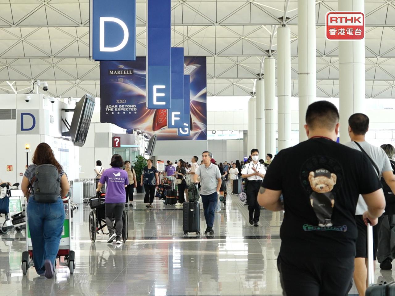 15間航空公司將分階段將其設於一號客運大樓的登記櫃檯，遷至二號客運大樓。（港台圖片）