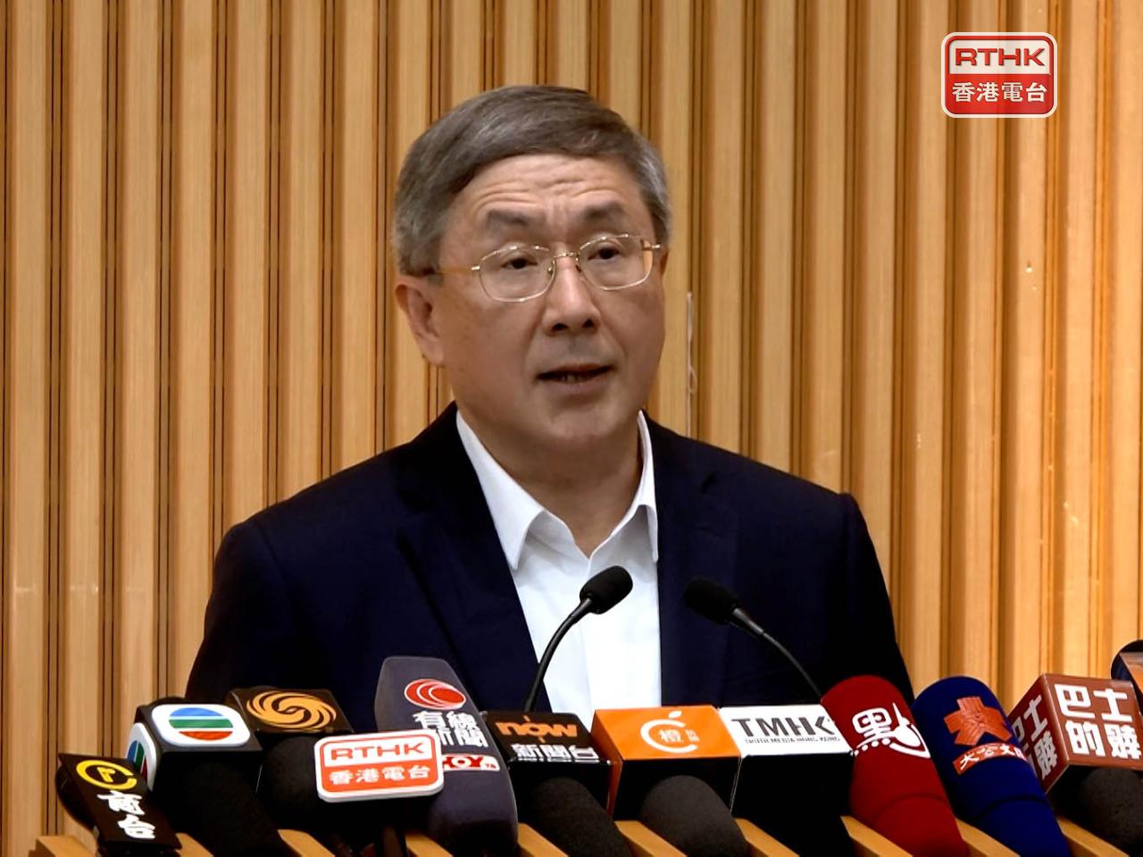 卓永興說，考慮到樓宇狀況、居民安全和人手等因素，安排居民分幢、分樓層等進入單位。（廖漢榮攝）